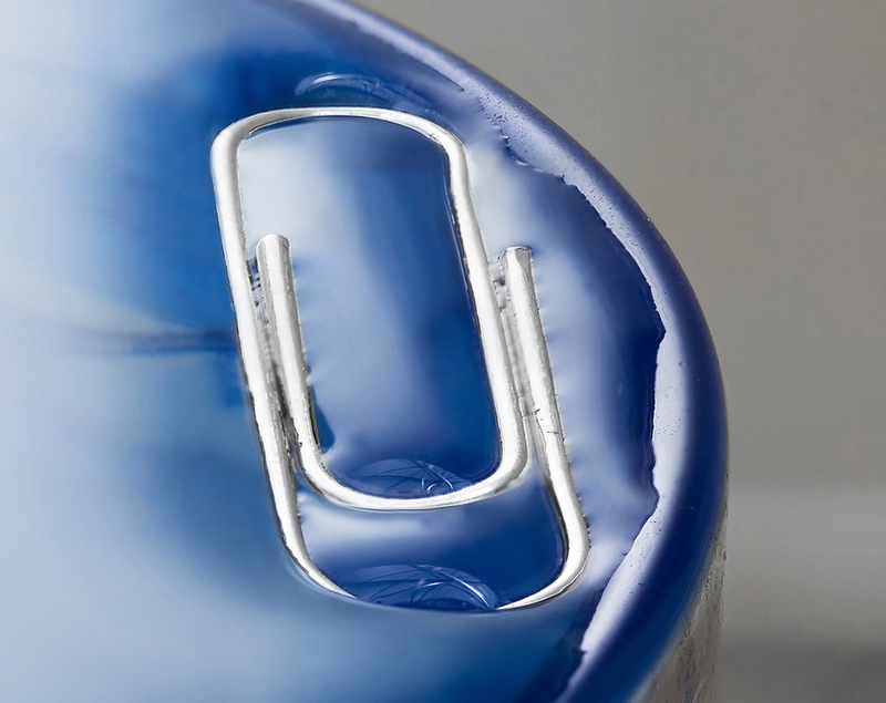 Illustration for article titled Cómo lograr que una moneda de metal flote sobre el agua (y por qué lo hace)